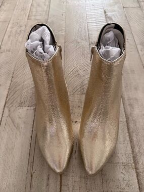 Metallic Gold Women's Pointed-Toe Ankle Boots Size 7 NWT